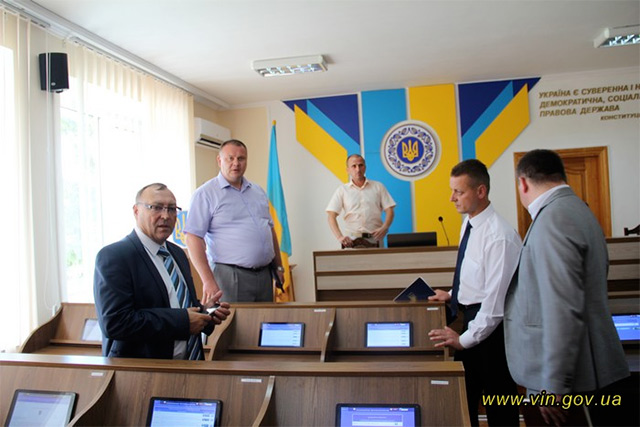Депутати однієї з районних рад на Вінниччині голосують за допомогою планшетів
