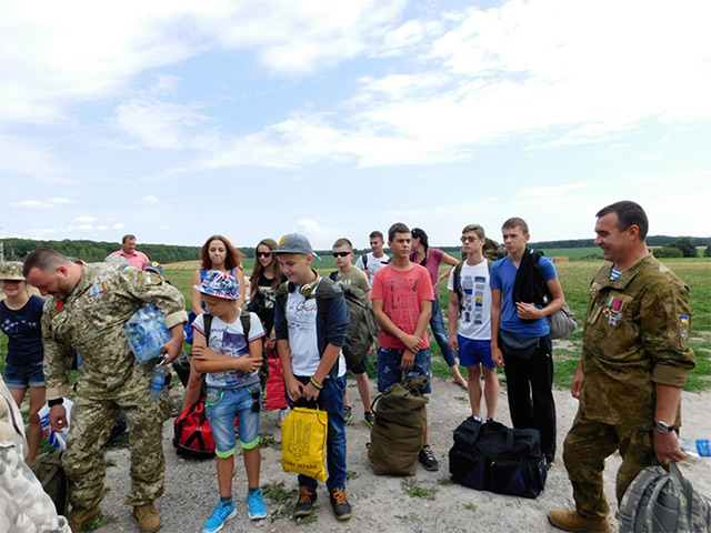 Діти загиблих захисників Донецького летовища та учасників АТО відпочивають в парашутно-десантній школі