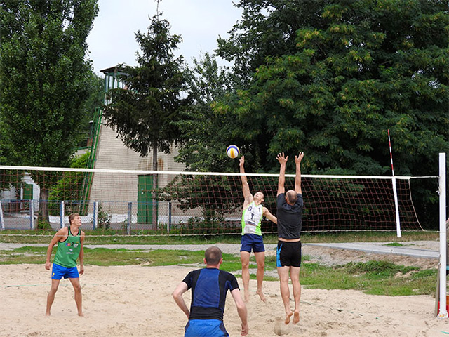 В парку Дружюи народів відбувся турнір з пляжного волейболу серед чоловіків