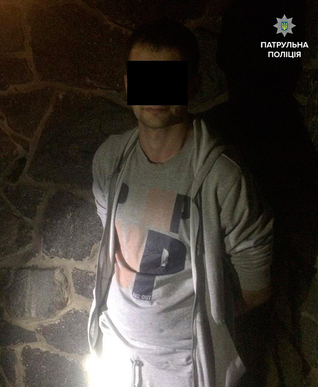 У Вінниці поліцейські затримали "домушника" прямо у хвіртці будинку, який він намагався пограбувати