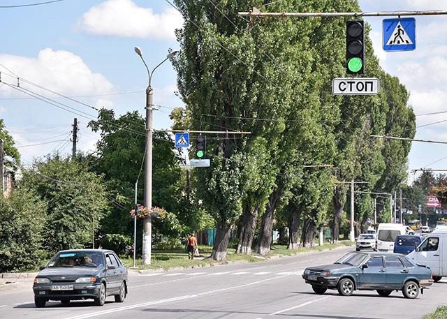 На перехресті вулиць Немирівське шосе та Учительській встановили світлофор