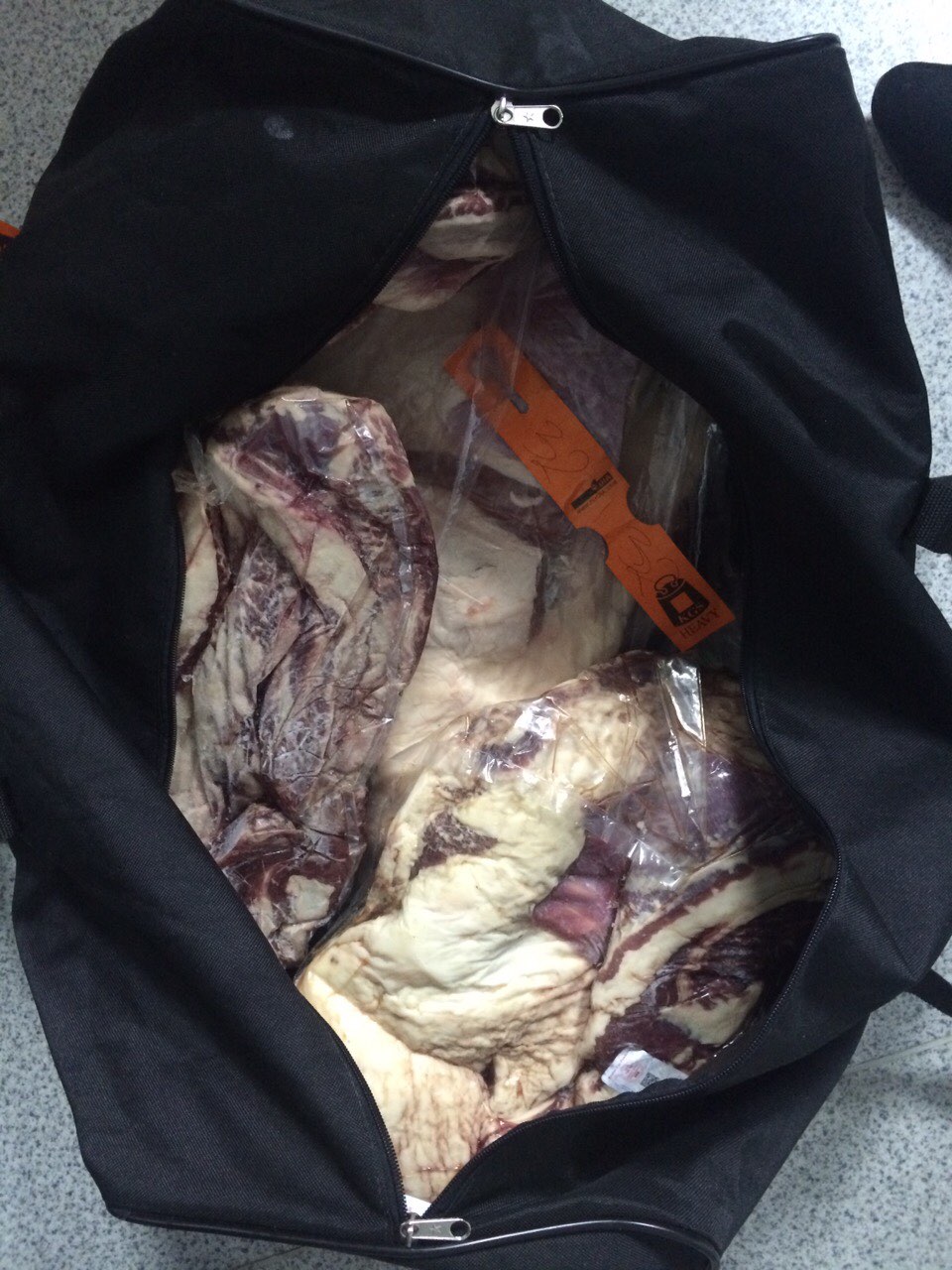У Вінницькому аеропорту затримали француза, який намагався нелегально провезти 80 кіло м'яса