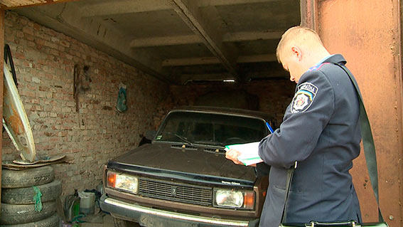 У Вінниці крадій не зміг завести авто, викликав евакуатор та сховав крадену автівку в гаражі
