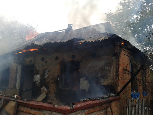 В Тиврівському районі пожежники врятували власника палаючого будинку