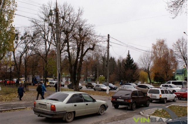На виїзді з міста встановили блокпост - вінницькі поліцейські  перевіряють підозрілі автомобілі