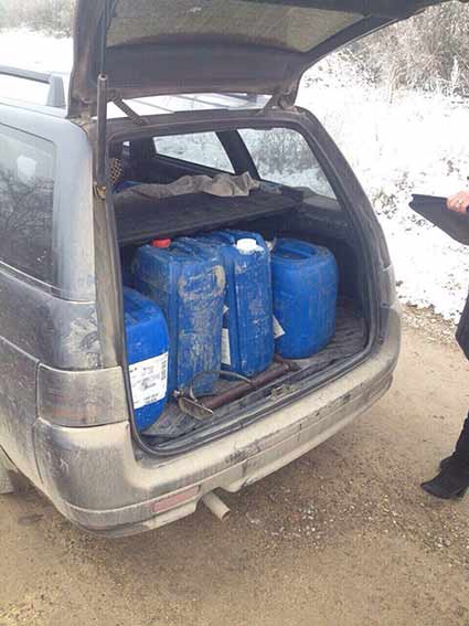 В Ямпільському районі чоловік перевозив у своєму авто 350 літрів спирту невідомого походження