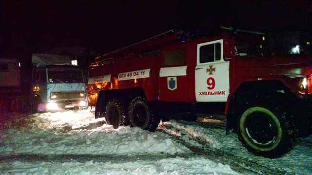 Вінницькі рятувальники витягли з снігового замету вантажівку, яка перевозила циркових тварин