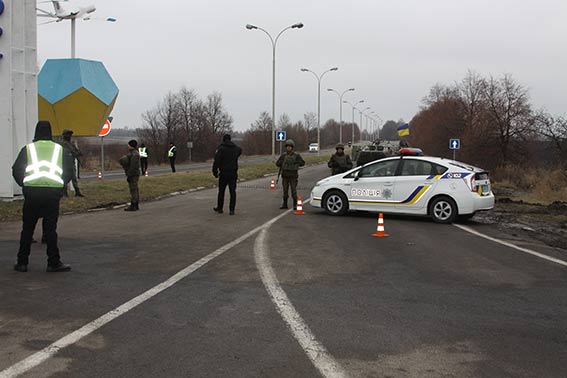 Як у Вінницькому аеропорту спецслужби заручників "звільняли" та затримували "терористів"