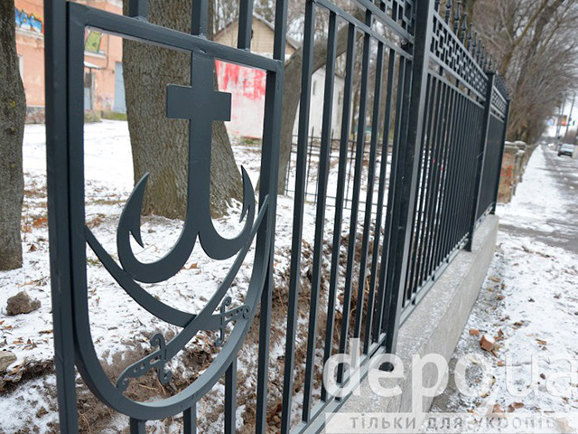Біля Центрального парку встановили перші секції металевого паркану із гербом Вінниці