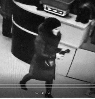 Поліція розшукує жінку, яка вкрала у магазині гаманець
