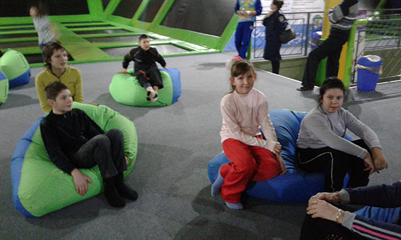 Вінницькі поліцейські влаштували діткам з інтернату похід до дитячого розважального центру