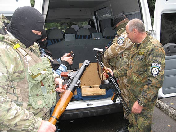 Вінницькі міліціонери вивезли з міста Дебальцеве арсенал зброї, щоб не дістався терористам