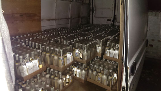На Тяжилові, у 23-річного водія вилучили 2 тисячі пляшок горілки