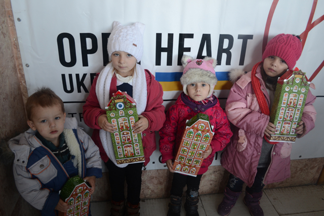 200 дітей з сімей переселенців та родин у складних життєвих обставинах отримали солодкі подарунки ​