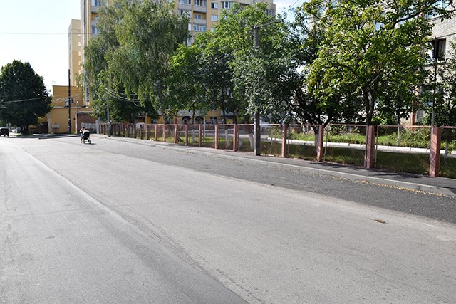 Парковка біля Центру матері і дитини з боку 1-го провулку Українського