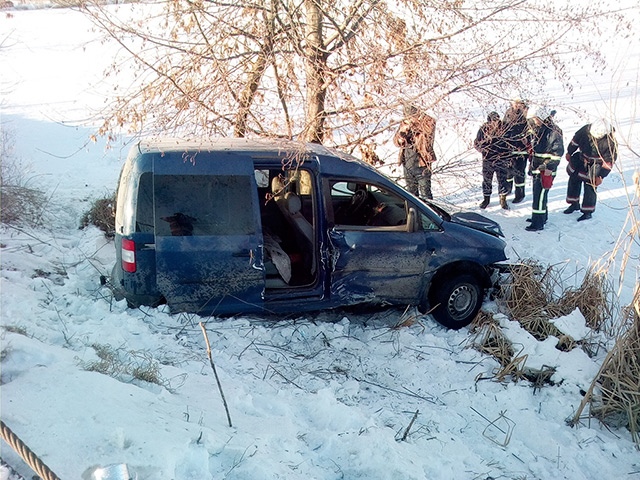 В Козятинському районі рятувальники звільнили водія та пасажирку із понівеченого в ДТП авто