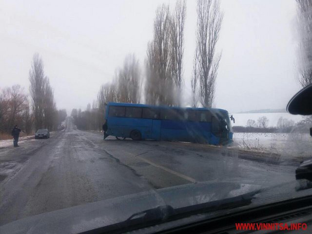 На Вінниччині сталась аварія за участі двох пасажирських автобусів та двох авто. Є загиблі та травмовані