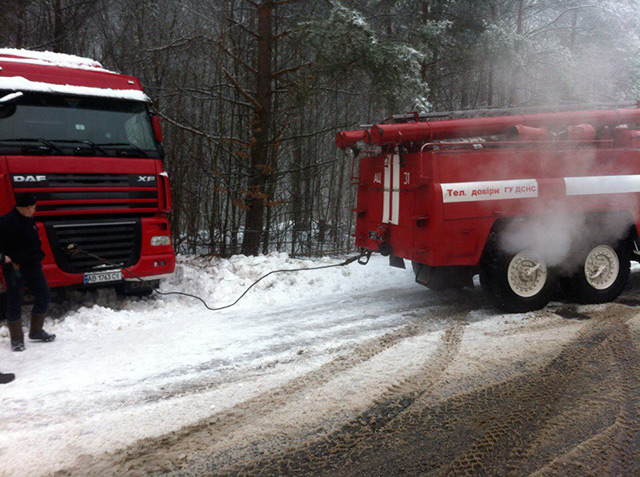 На Вінниччині вантажівка з'їхала в лісосмугу, частково перекривши дорогу - викликали МНСників