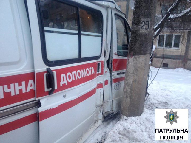 У Вінниці "ВАЗ" зіткнувся зі "швидкою", яка везла до лікарні 4-х дітей. Є постраждалі