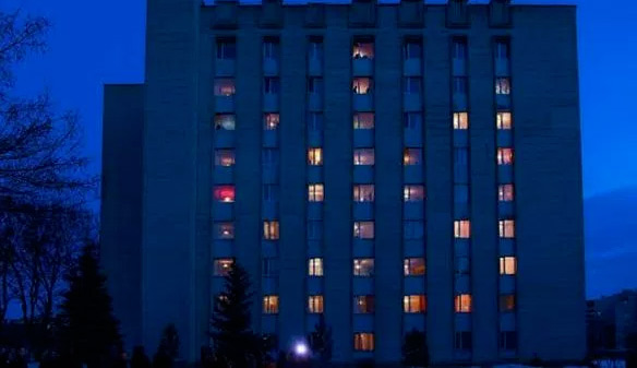 Студенти Вінницького медколеджу створили величезний Герб України із засвічених вікон гуртожитку