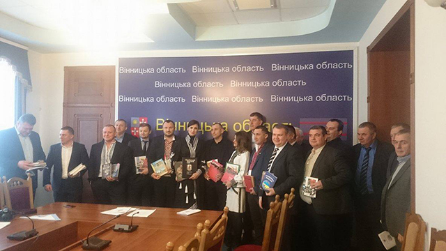 Депутати передали книги сільській шкільній бібліотеці на Вінниччині