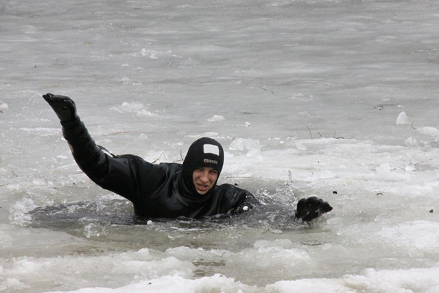 Вінницькі рятувальники продемонстрували техніку, яка допомагає рятувати людей коли тане лід на річках