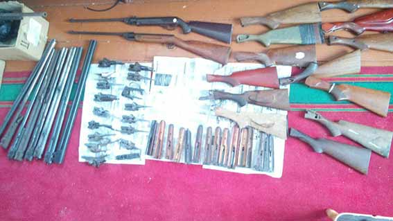На Вінниччині екс-учитель зберігав у шафі набої та зброю, яку використовував як наочний матеріал для школярів
