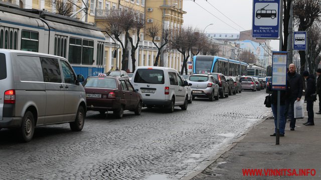 Вінничан закликають пересідати на громадський транспорт, щоб розвантажити затори у місті