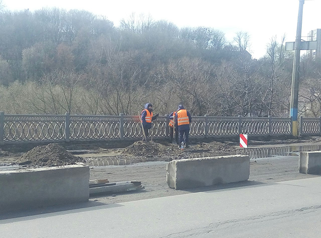 Вінницькі поліціянти та водії розповіли, як «звикаються» з перекриттям Київського мосту