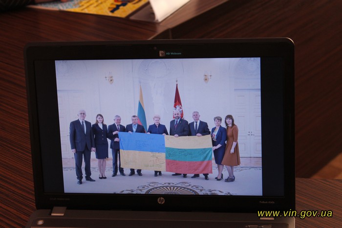 Вінничани вручили президенту Литви прапор від АТОвців, розписаний словами вдячності за підтримку