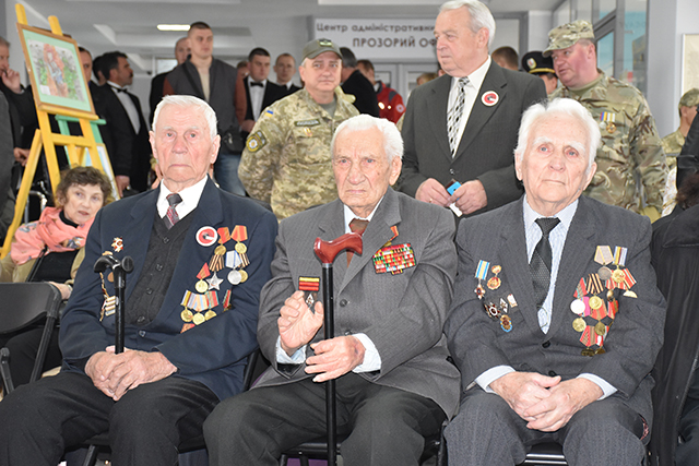 У міській раді з Днем Перемоги привітали ветеранів Другої світової війни 