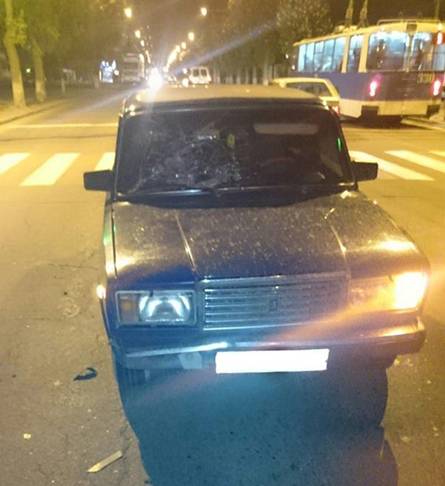 На Київській пішохід напідпитку раптово вибіг на дорогу та потрапив під колеса "сімки"