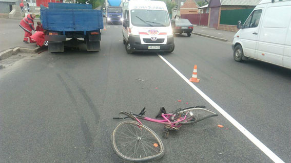 На вул. Ватутіна під колесами вантажівки загинув 10-річний велосипедист