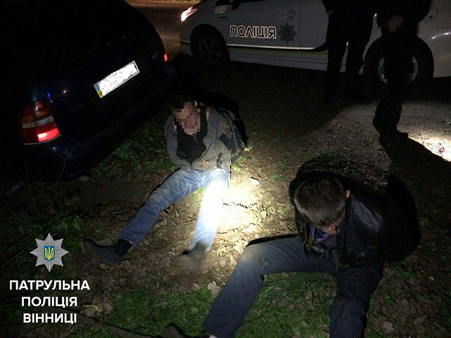 Вночі неподалік Вінниці  п'яний водій разом із пасажиром намагались лісом втекти від поліції