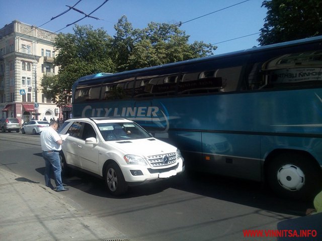 На вул. Соборній через зіткнення пасажирського автобуса та "Мерса" зупинився громадський транспорт