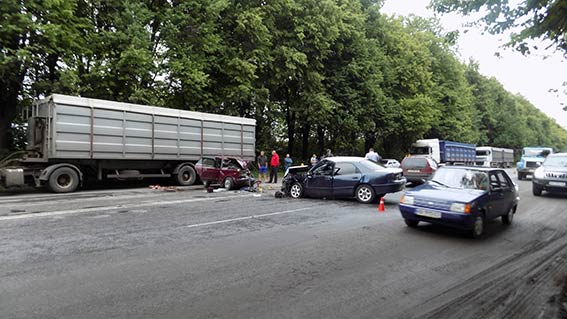 Неподалік Вінниці водій "Мазди" об'їжджаючи місце дорожньої аварії, в'їхав у "сімку". Одна людина загинула