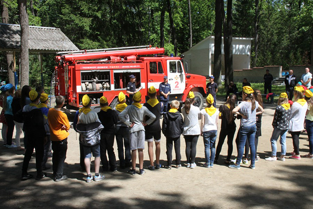 В літньому таборі діти приміряли одяг рятувальників та намагались втримати пожежний бранспойт