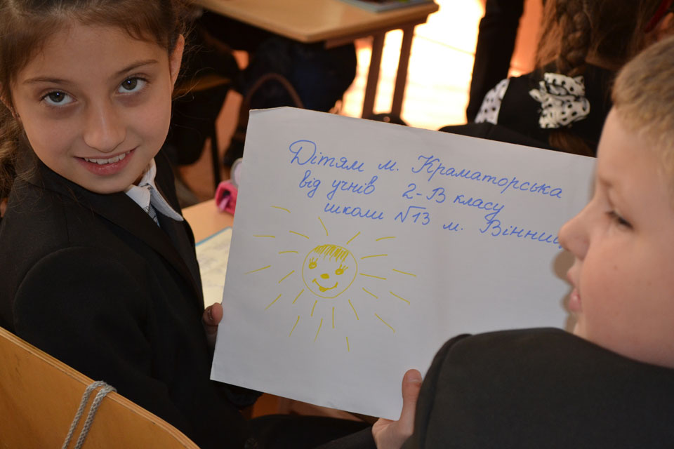 Вінницькі школярі надіслали малечі Краматорська і солдатам сил АТО іграшки, малюнки та книжки