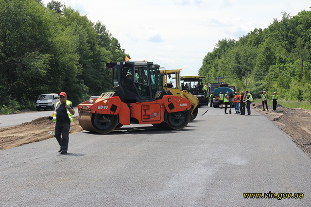 42 км доріг ремонтують на Вінниччині одночасно