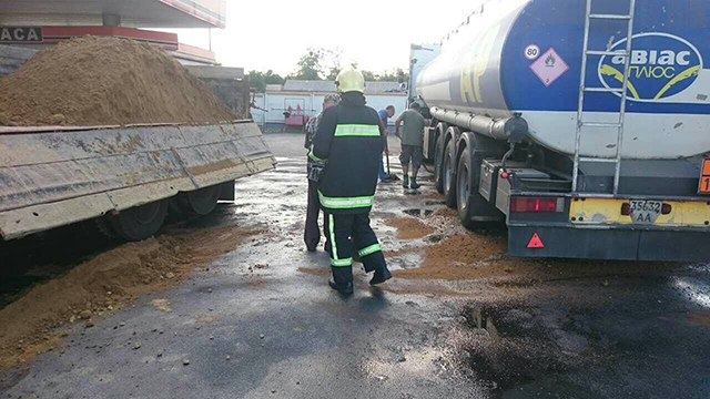 В Тульчинському районі на АЗС через пошкодження крану вилилось 5 тис. кубометрів бензину