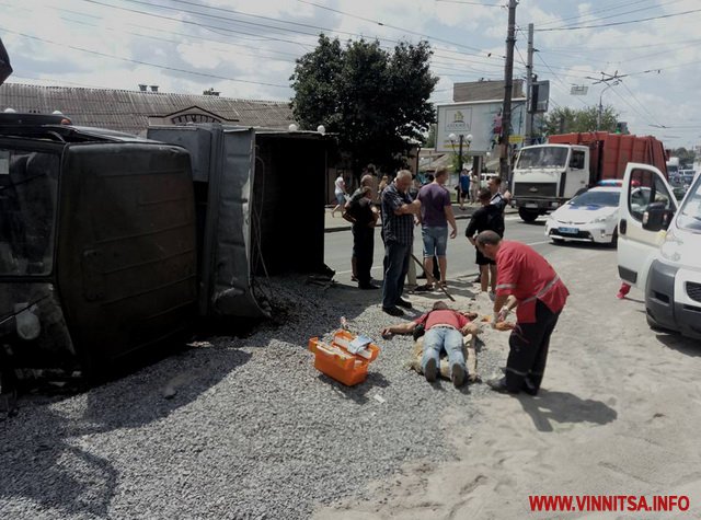У Вінниці через ДТП перевернулась вантажівка зі щебенем 