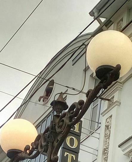У Вінниці поліцейські врятували чоловіка, який намагався стрибнути з даху будинку