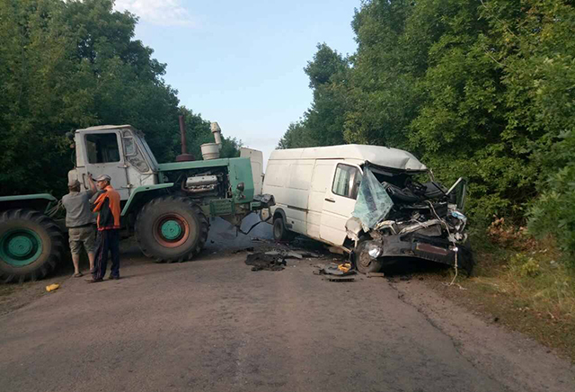 На Вінниччині трактор протаранив "Фольксваген". Постраждав 8-річний пасажир мікроавтобуса та водій