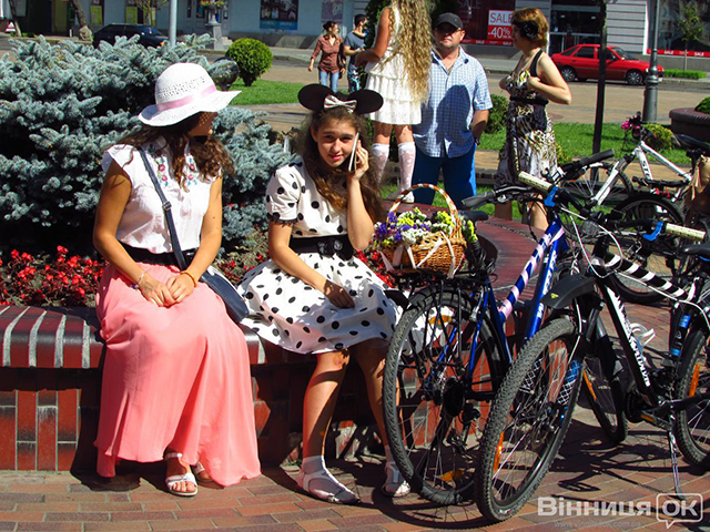 В супроводі "велоджентльменів" містом проїхались більше сотні леді в пишних сукнях, на підборах та вквітчаних роверах