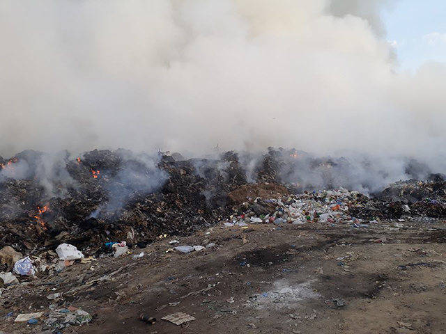 В Ладижині рятувальники майже цілий день гасили пожежу на сміттєзвалищі
