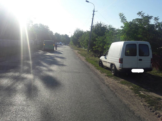 В Бершадському районі під колеса авто потрапила 15-річна дівчина