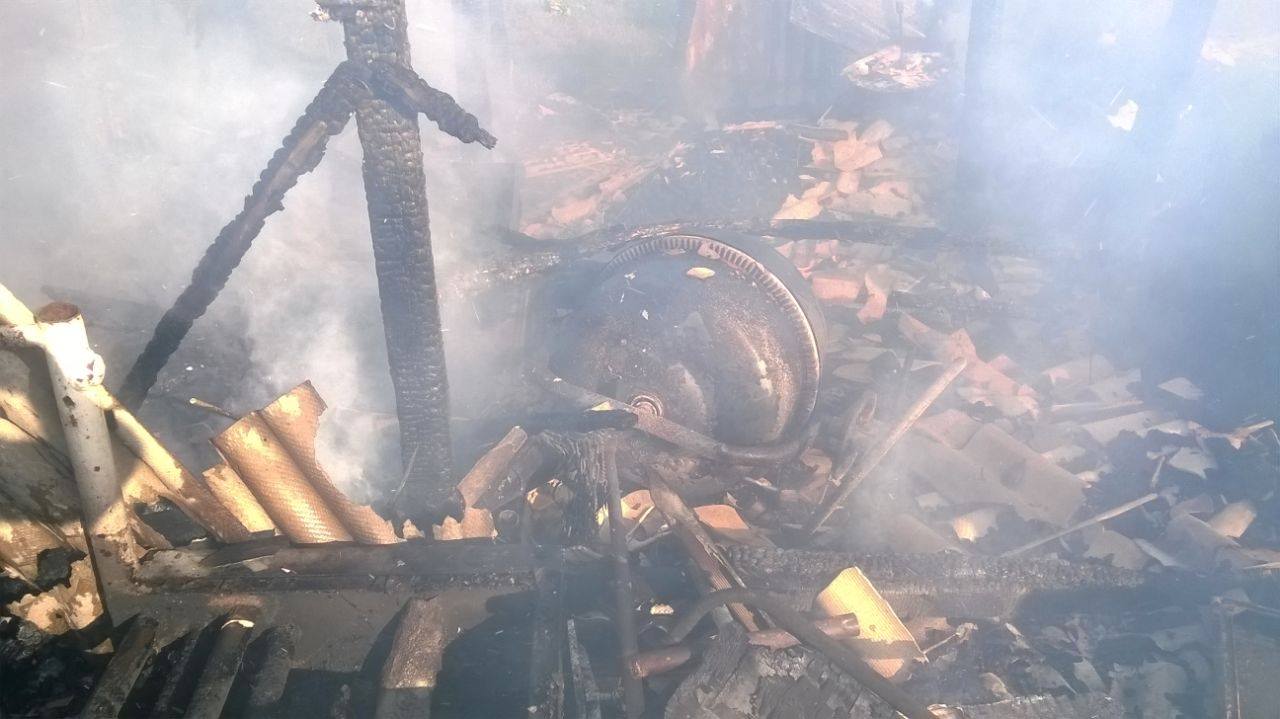 Через необережність із вогнем на Вінниччині згорів сарай - знищено півтонни сіна та техніку