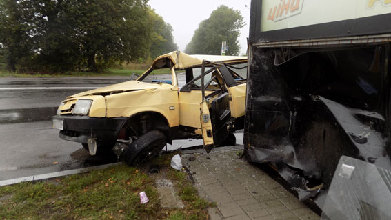 На Вінниччині водій "ВАЗу" в'їхав у щит на АЗС - від отриманих травм загинув на місці ДТП