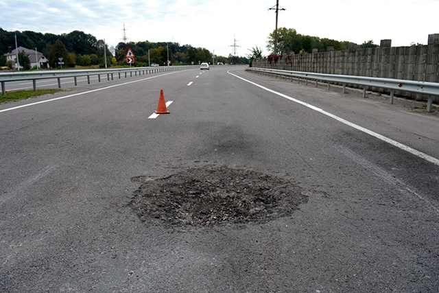 Неподалік Вінниці дорожники ремонтують дорожне покриття, пошкоджене снарядами 