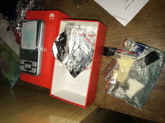 У Вінниці молодик продавав психотропні речовини: через мобільний додаток повідомляв клієнтам схованки із наркотиками